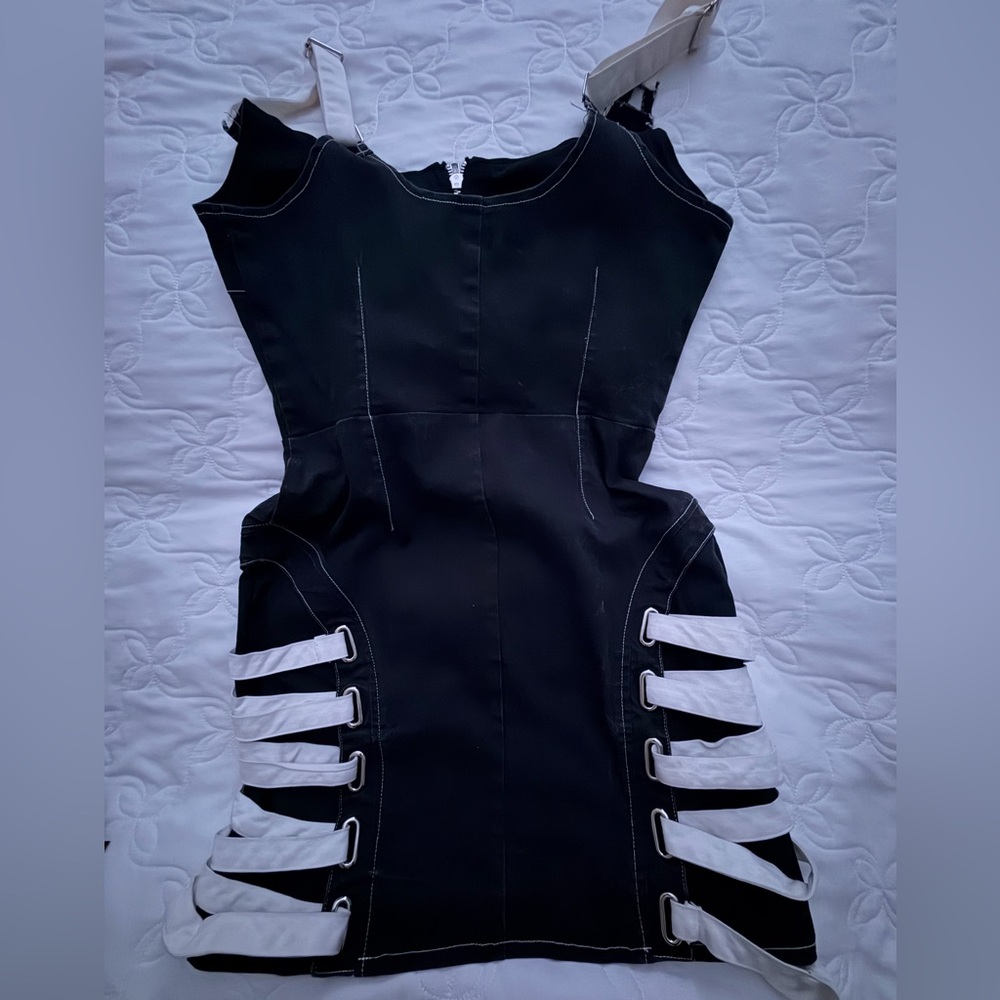 Stylish Black and White Women's Dress - Picture 5 of 8